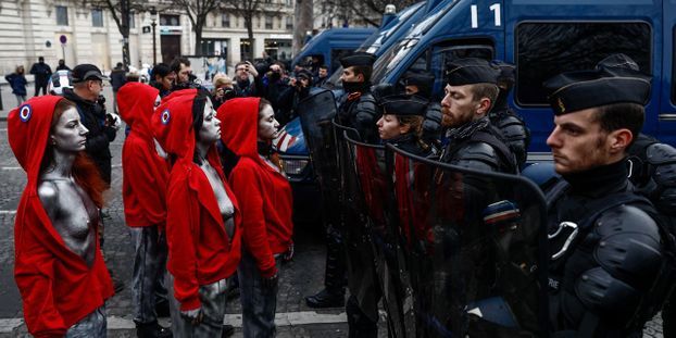 Gilets-jaunes-seins-nus-des-femmes-deguisees-en-Marianne-font-face-aux-CRS-a-Paris