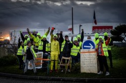 7795972762_des-gilets-jaunes-occupent-un-rond-point-pres-de-lyon.jpg